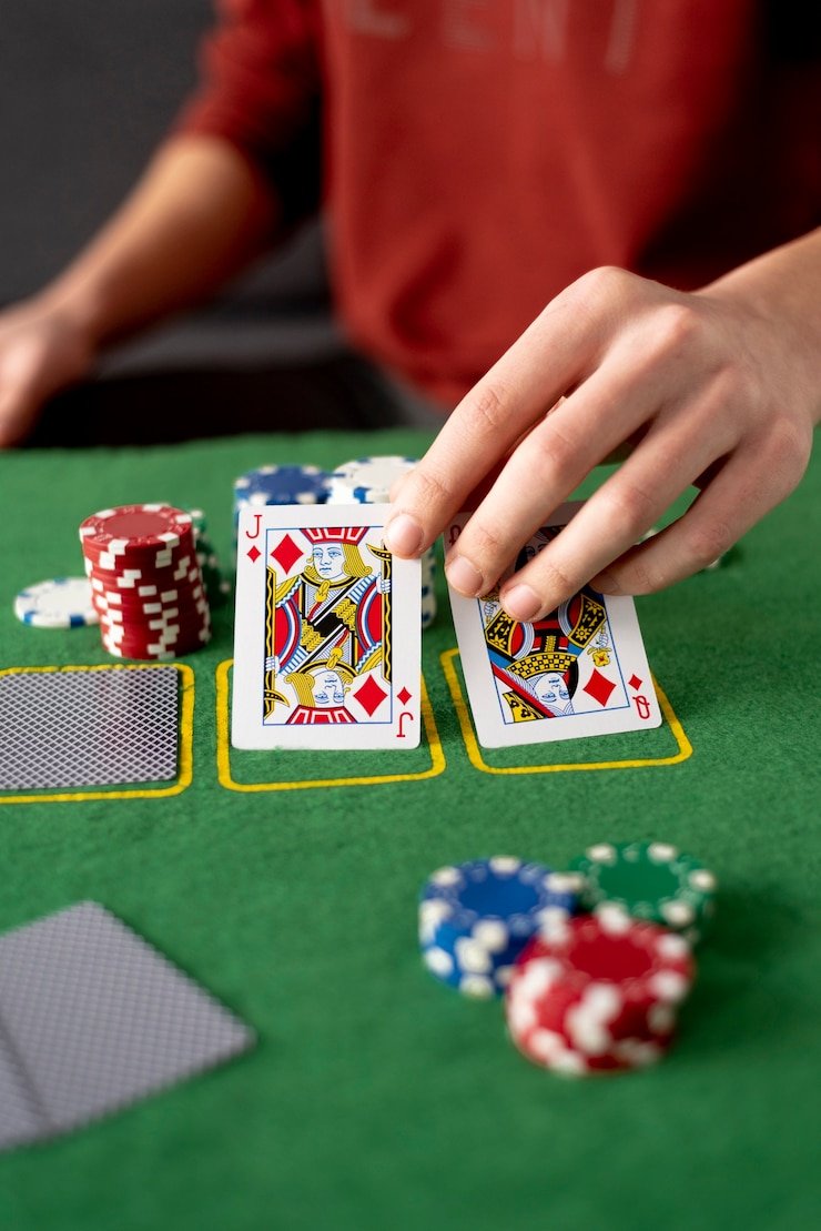 Layar utama aplikasi mobile rawit 128 menampilkan slot, live casino, dan sportsbook